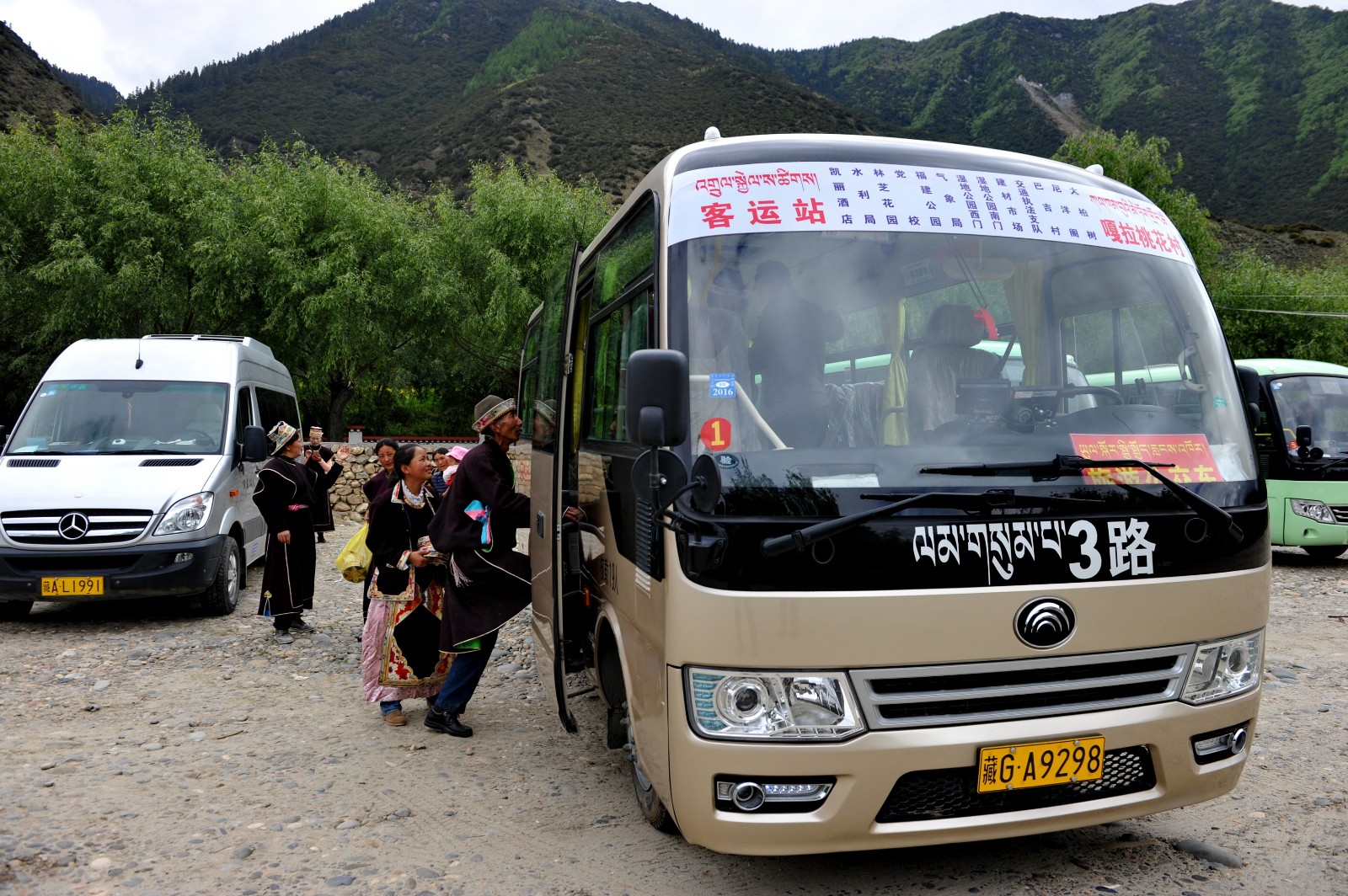 西藏林芝桃花村开通旅游公交车